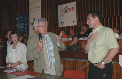 En 2002, Christian Guitton, Gérard Brière et plusieurs directeurs de centres d'aide par le travail de Bretagne créent le dispositif Différent et Compétent avec le soutien du Fonds social européen. En 2002, Christian Guitton, Gérard Brière et plusieurs directeurs de centres d'aide par le travail de Bretagne créent le dispositif Différent et Compétent avec le soutien du Fonds social européen.