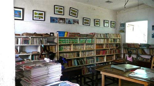 La bibliothèque d'une école aux Abricots