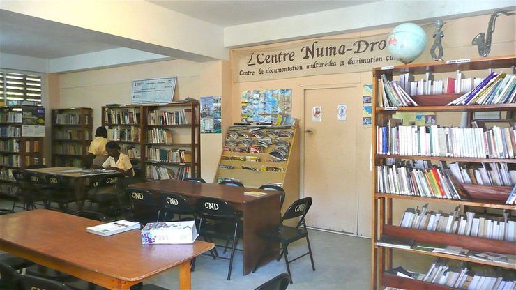 Les lycéennes à la bibliothèque Nouma Drouin