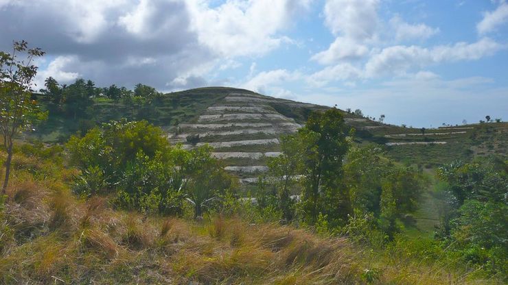 Des "contours" construits par la Fondam sur un morne au-dessus de Port-Salut Des "contours" construits par la Fondam sur un morne au-dessus de Port-Salut