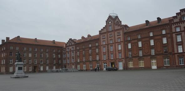 Le Palais social, premier bâtiment du familistère, est aujourd'hui un musée. Le Palais social, premier bâtiment du familistère, est aujourd'hui un musée.