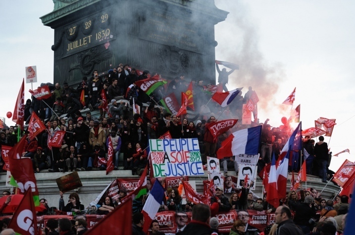 La Bastille, le 18 Mars 2012, après le discours de Mélenchon - © Razak La Bastille, le 18 Mars 2012, après le discours de Mélenchon - © Razak