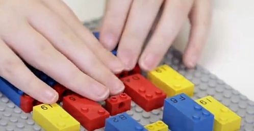 Des briques Lego en braille