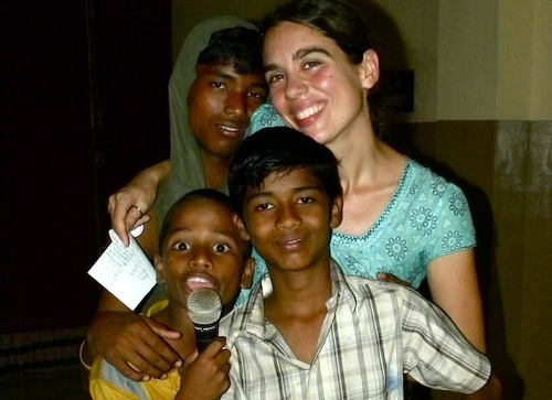 Une jeune française en Inde, avec les enfants des rues Une jeune française en Inde, avec les enfants des rues