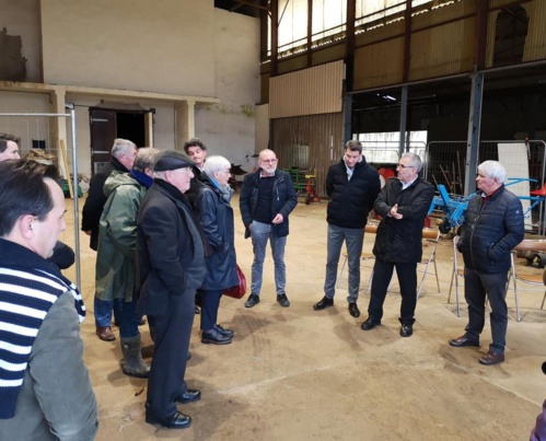 Michel Pierre et Jean-François Mary de Redon agglomération présentent la ferme de Cranhouët à Théhillac (31 janvier 2020).