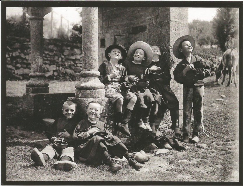 Garçonnets mangeant près d'une fontaine. Plumelec Morbihan. Paul Géniaux. 1902-1905. Collection Musée de Bretagne Garçonnets mangeant près d'une fontaine. Plumelec Morbihan. Paul Géniaux. 1902-1905. Collection Musée de Bretagne