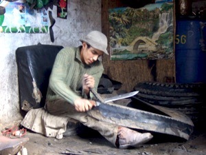 Artisan récupérant un pneu (photo Débrouille Compagnie) Artisan récupérant un pneu (photo Débrouille Compagnie)