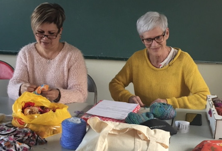 Avec des petites mains de la solidarité Avec des petites mains de la solidarité