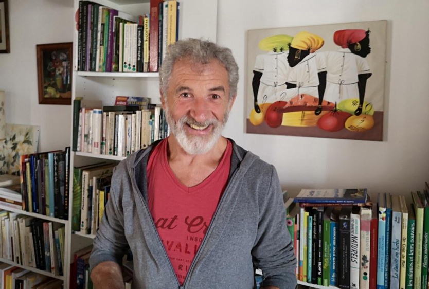 Jean-Pierre Nicolas, anthropologue, ethnobotaniste et ethnopharmacologue, infatigable passeur de la mémoire des plantes qui soignent (photo : T. Ruellan). Jean-Pierre Nicolas, anthropologue, ethnobotaniste et ethnopharmacologue, infatigable passeur de la mémoire des plantes qui soignent (photo : T. Ruellan).