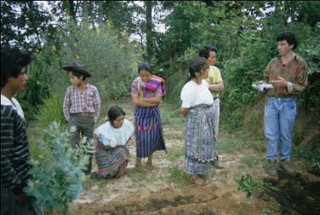 Discussion dans un jardin du Guatemala (photo : JP Nicolas). Discussion dans un jardin du Guatemala (photo : JP Nicolas).