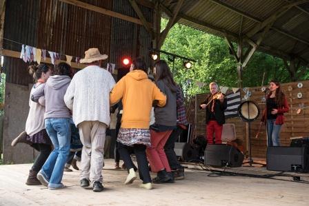 Fest-noz à l'Eco domaine Le Bois du barde (photo : Eric Legret).