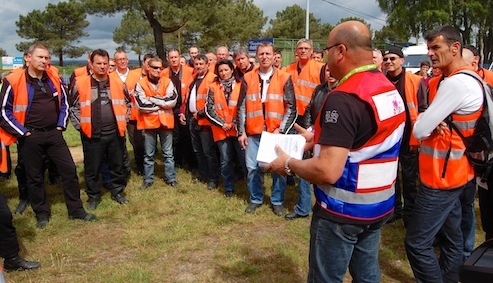 Le « briefing » de l’équipe de sécurité avant le départ Le « briefing » de l’équipe de sécurité avant le départ