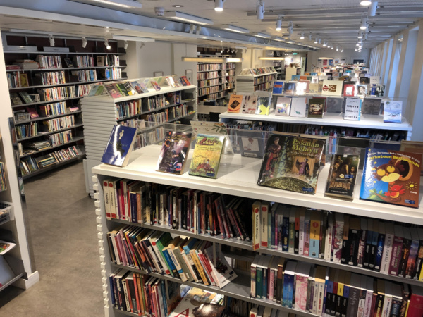 La Bibliothèque internationale comptait plus de 200 000 livres et documents audiovisuels de dizaines de langues.