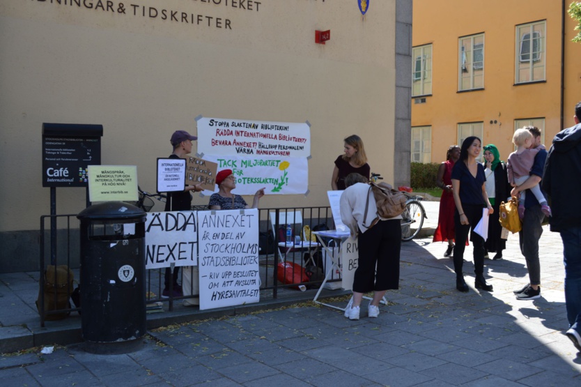 Sur la façade de la bibliothèque, une affiche "remercie" le parti des Verts (majoritaires à la Ville de Stockholm) "pour la mort de la bibliothèque". Sur la façade de la bibliothèque, une affiche "remercie" le parti des Verts (majoritaires à la Ville de Stockholm) "pour la mort de la bibliothèque".