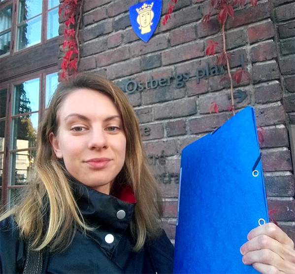 Sofia a remis la pétition contre la fermeture à la Ville de Stockholm.