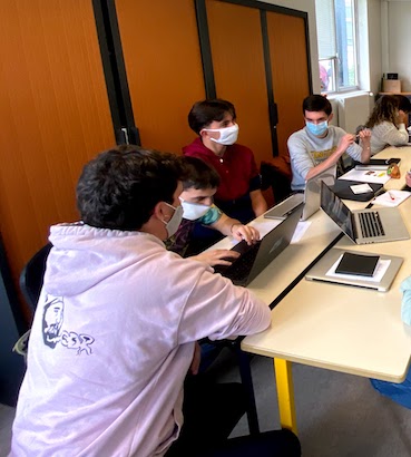 Au travail, à l'université Rennes2 où l'on respecte les mesures barrière.