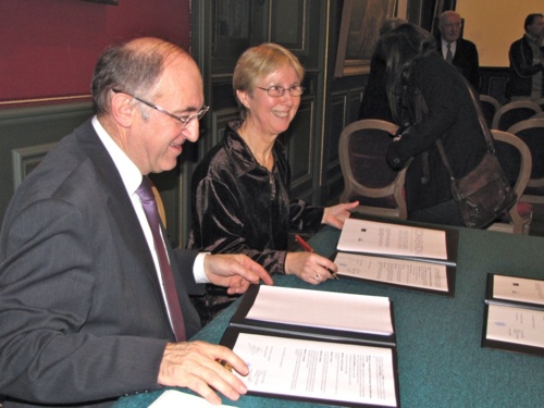 Nelly EVRARD Présidente de la Sirène signe la convention avec monsieur le Maire de Fougères