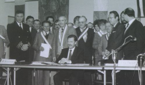 Signature de la charte intercommunale entre les élus et le ministre René Souchon le 29 nov 1985 Signature de la charte intercommunale entre les élus et le ministre René Souchon le 29 nov 1985