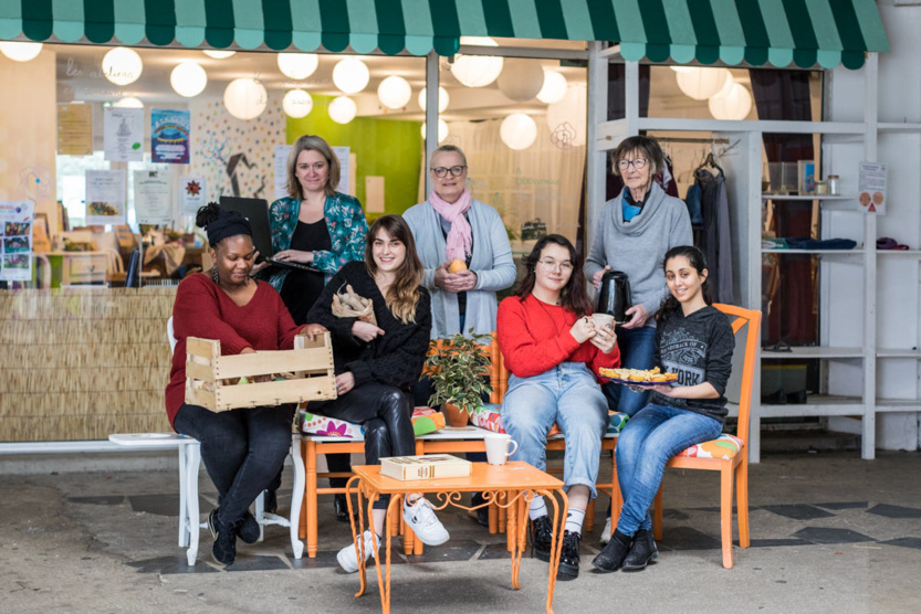 Claire Agnès Froment, 2e à gauche, avec son ordinateur. Photo de groupe avec des bénévoles devant le local du P'tit Blosneur . © Aurélien Scheer Claire Agnès Froment, 2e à gauche, avec son ordinateur. Photo de groupe avec des bénévoles devant le local du P'tit Blosneur . © Aurélien Scheer