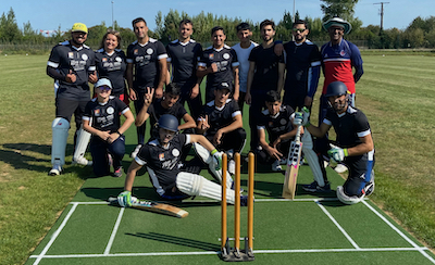 Louise (à g.) avec son club - ©  ASPTT Arras Cricket Club