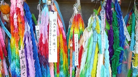 Des rubans tressés à la mémoire des victimes, en particulier coréennes Des rubans tressés à la mémoire des victimes, en particulier coréennes