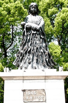 Statue aux victimes, la mère et l'enfant