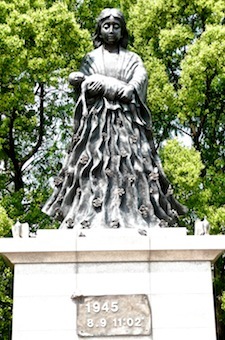 Statue aux victimes, la mère et l'enfant Statue aux victimes, la mère et l'enfant