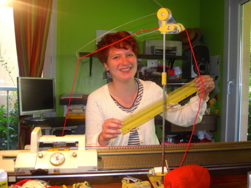Charlotte a fait l'acquisition, non sans fierté, d'une machine à tricoter. Charlotte a fait l'acquisition, non sans fierté, d'une machine à tricoter.