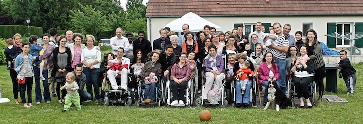 Juin 2013 - Béatrice (à droite avec sa fille Mathilde) chez elle à Houdan (Yvelines). Premier rassemblement avec ''ses'' bébés