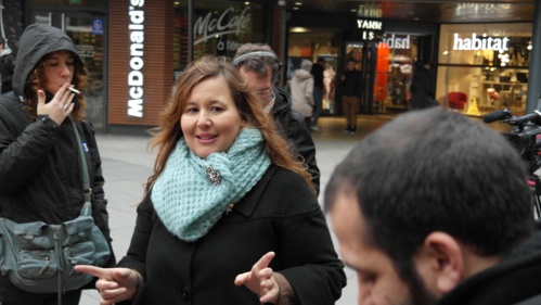 Valentine s'impose en femme et comédienne ronde, sur le web Valentine s'impose en femme et comédienne ronde, sur le web