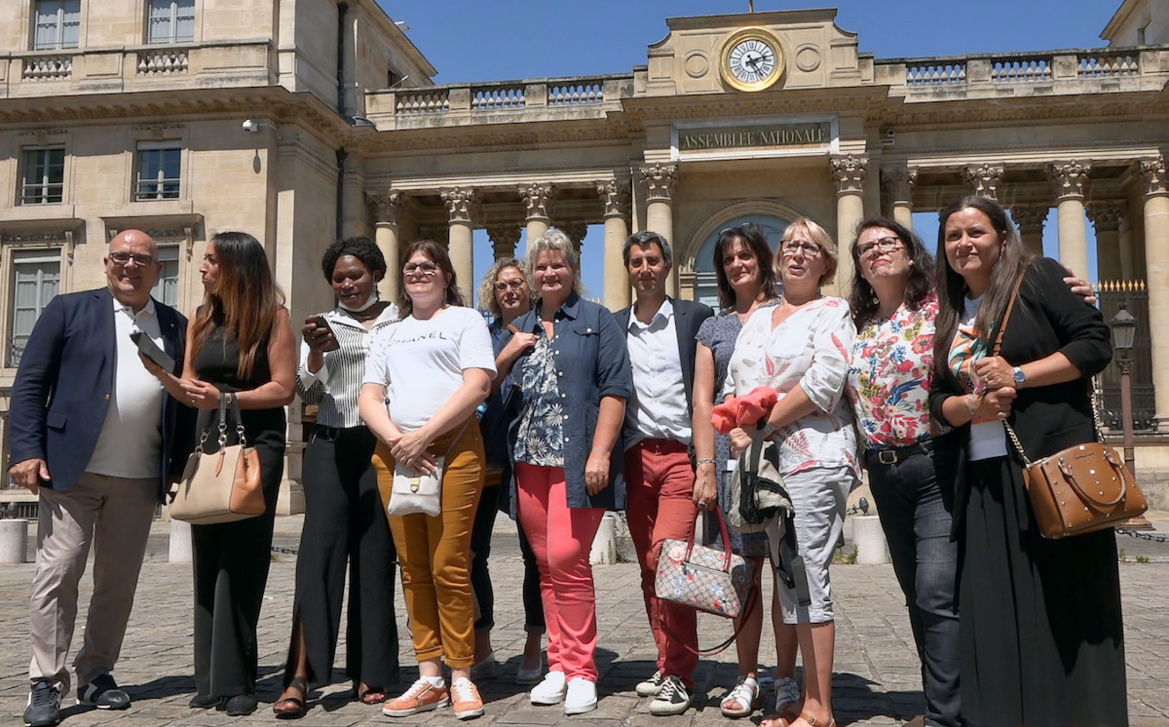 Quelques-unes de héroïnes du film après la séance à l'Assemblée nationale, avec les deux députés. © Gilles Perret