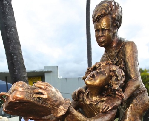 La stèle érigée à l'aéroport Rolland-Garros de La Réunion