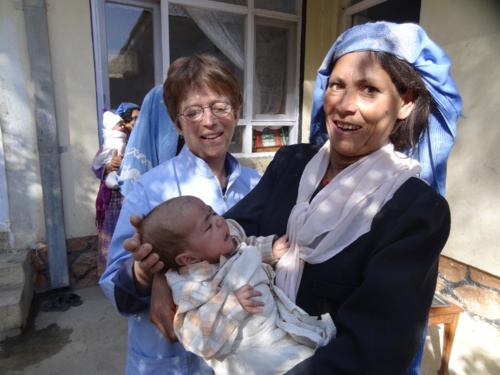 Françoise (à gauche) se rend une fois par an en Afghanistan