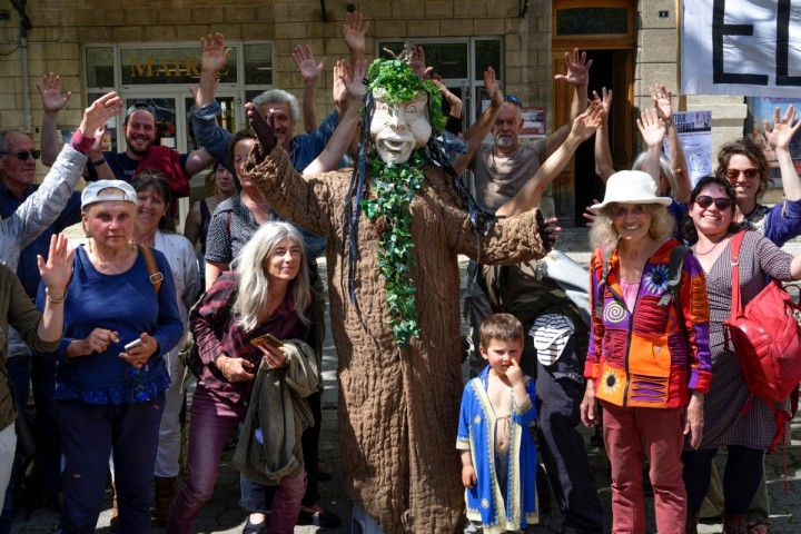 Action contre la destruction des forêts à Forcalquier - © François-Xavier Emery/Reporterre