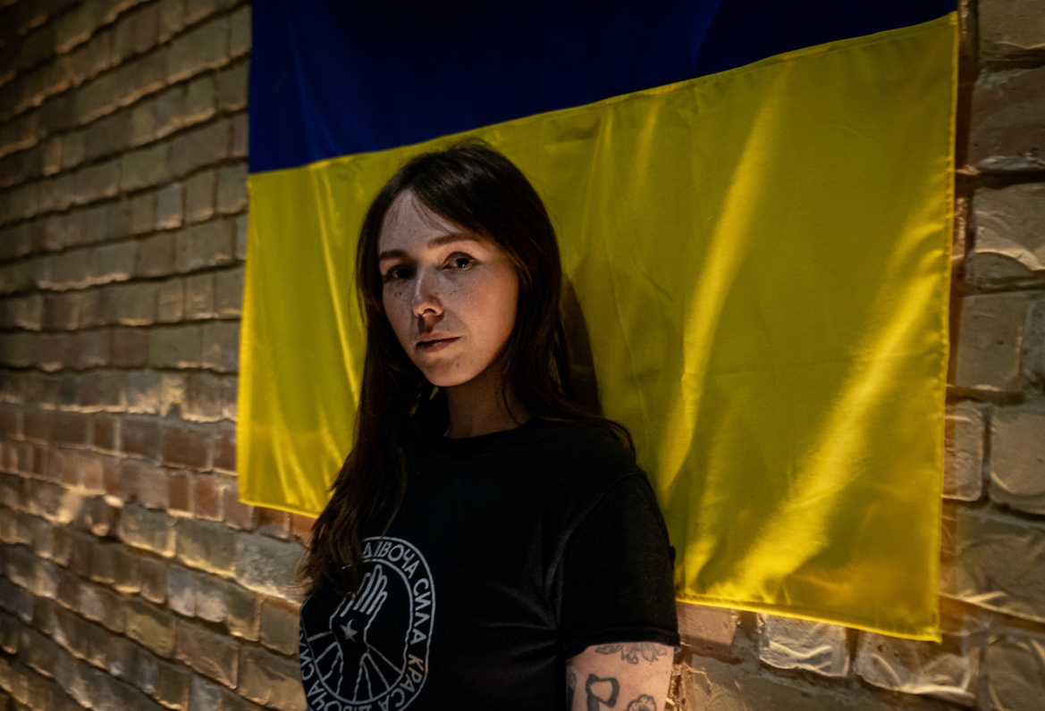 Dans un bâtiment aux fenêtres occultées pour se protégérer des explosions, Tania, de l'ONG Lypa, cuisine bénévolement depuis le début de la guerre Dans un bâtiment aux fenêtres occultées pour se protégérer des explosions, Tania, de l'ONG Lypa, cuisine bénévolement depuis le début de la guerre