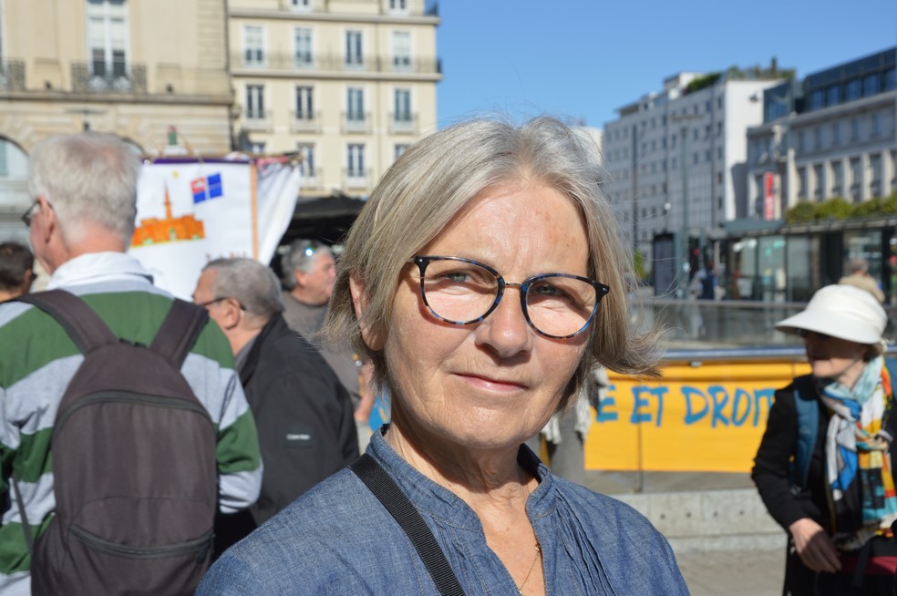 Trois fois par semaine, Anne assure une permanence au Mouvement contre le racisme et pour l'amitié entre les peuples Trois fois par semaine, Anne assure une permanence au Mouvement contre le racisme et pour l'amitié entre les peuples