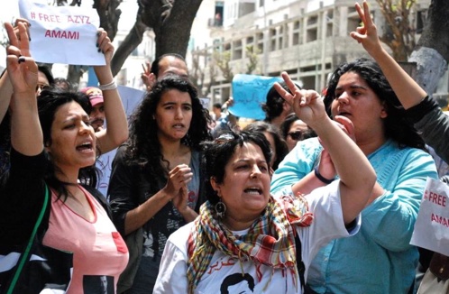 Meriem Zeghidi, ici en blanc lors d'une manifestation de soutien au blogueur emprisonné Azyz Amami, finalement libéré fin mai. Meriem Zeghidi, ici en blanc lors d'une manifestation de soutien au blogueur emprisonné Azyz Amami, finalement libéré fin mai.