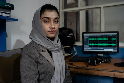 Sahar est l'une des deux journalistes régulièrement sur le terrain