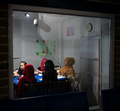 Une professeure donne des cours de Dari à quatre élèves de niveau collège, les filles étant exclues du secondaire Une professeure donne des cours de Dari à quatre élèves de niveau collège, les filles étant exclues du secondaire