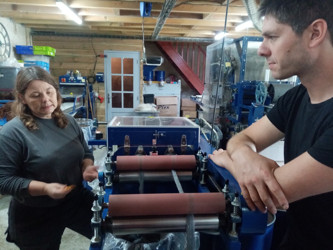 Emilie et Nicolas devant la fileuse Emilie et Nicolas devant la fileuse