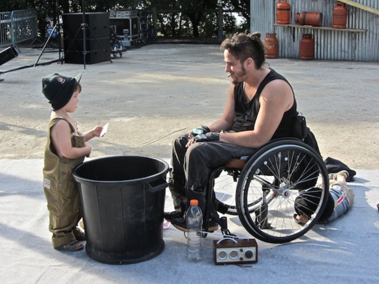 Avec ses deux fils Nino, 4 ans, et Leni, 6 ans, Rémi a monté un petit spectacle humoristique.