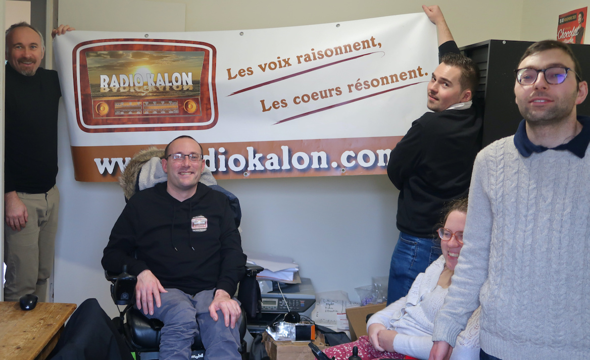 Antoine Joullié (à g.) avec Lucie, Kevin, Tristan et Julien Antoine Joullié (à g.) avec Lucie, Kevin, Tristan et Julien