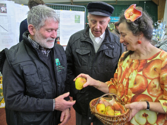 Sur ce « Mordu de la pomme » s'est greffé un fin pomologue Sur ce « Mordu de la pomme » s'est greffé un fin pomologue