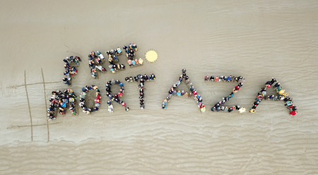 Sur la plage, 200 personnes forment un hashtag (vue d'un drone) Sur la plage, 200 personnes forment un hashtag (vue d'un drone)