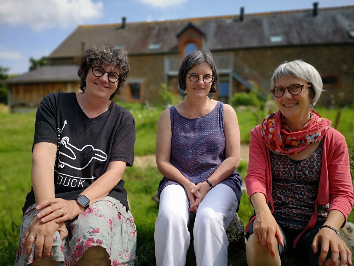 Isabelle Hétier, Anne-Marie Toullec et Christine Duménil, habitantes engagées de l'Ecohameau La Bogotière à Epiniac en Ille-et-Vilaine.