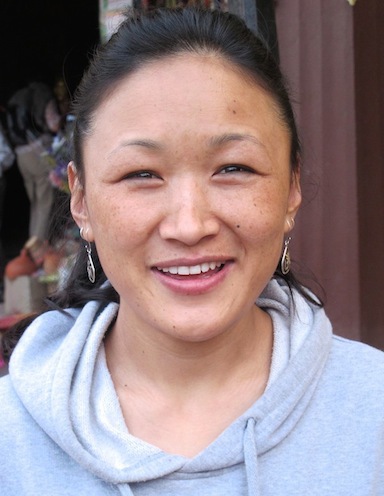 Yangchen, la jeune Népalaise, est revenue servir son pays