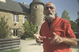 Devant l'un des batiments de la Maison de Suède (Rennes)