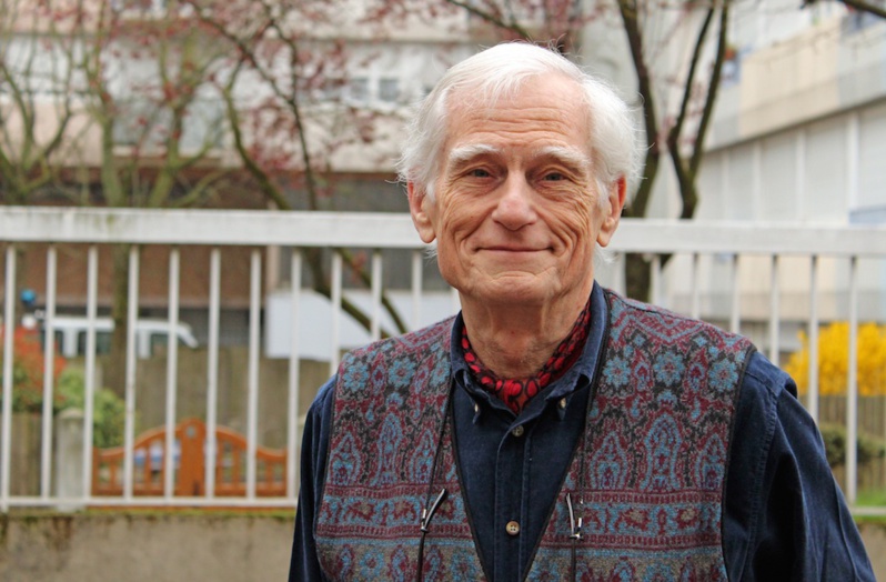 Jean-Pierre Cazes, diplômé d'économie et curieux de sociologie, qui a exercé différents métiers dans la gestion avant de se diriger vers la production de spectacles. Pendant six ans, il a été président de la communauté Emmaüs de Chambéry, fondée par le Père Eugène, un proche de l’abbé Pierre