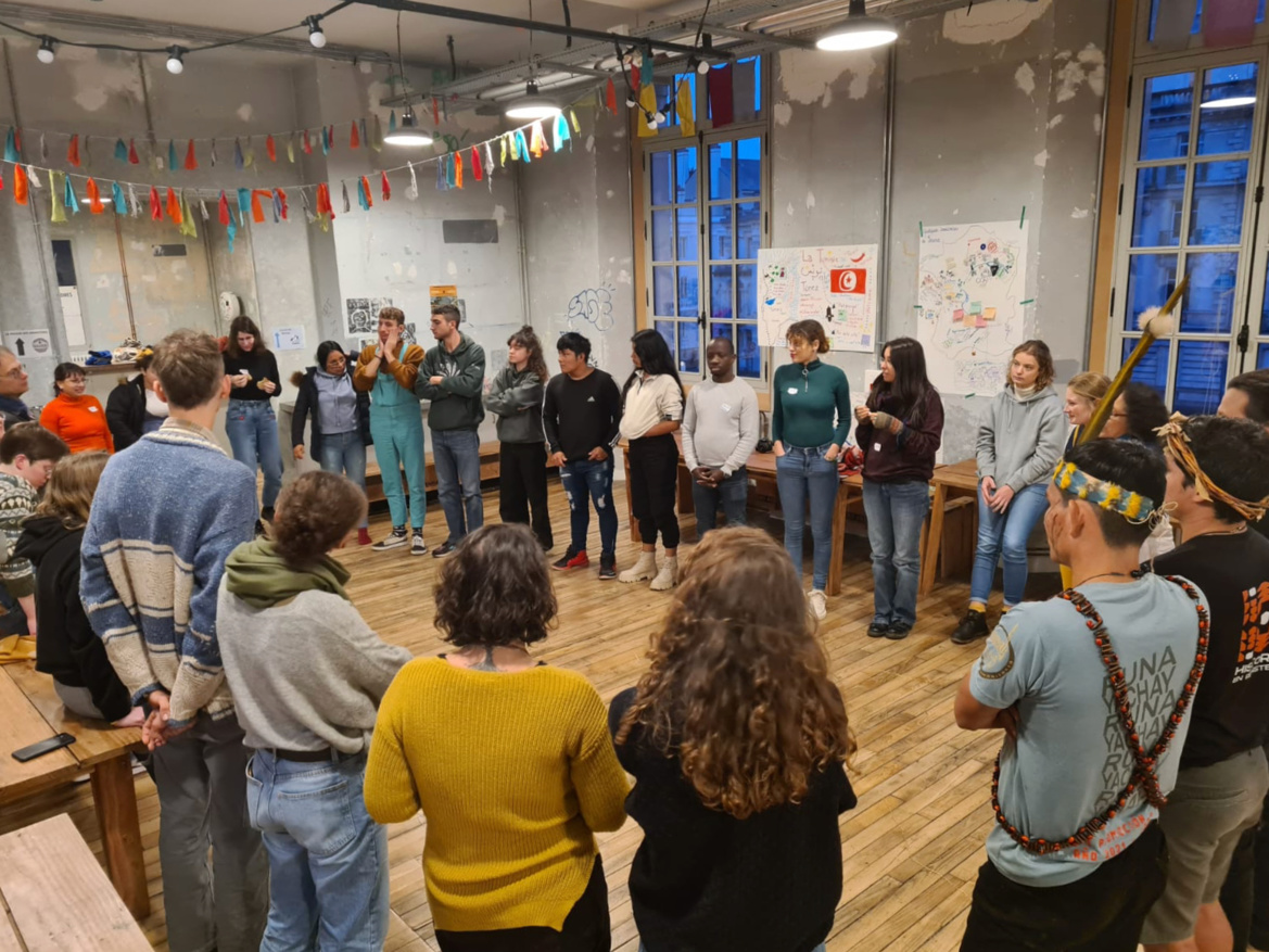 Durant un week-end, mise en commun des menaces, des rêves et des ponts à construire" Durant un week-end, mise en commun des menaces, des rêves et des ponts à construire"