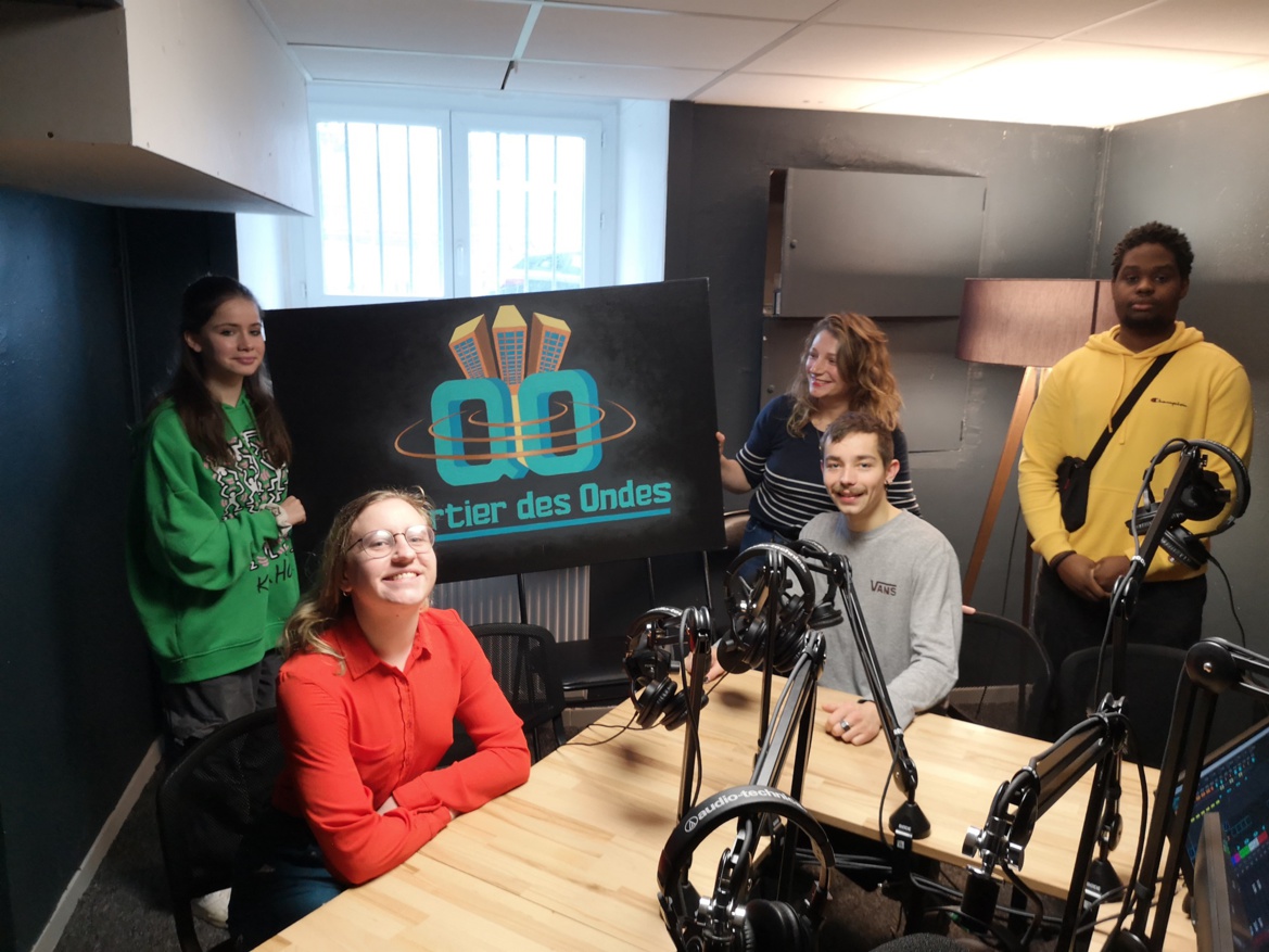 Dans le studio de Quartier des ondes, autour d’Elise Romer : Lili-Dour Roblin Cotten, Téo Nzikani, Awael Casmir-Favrot et Alan Barreaux. Dans le studio de Quartier des ondes, autour d’Elise Romer : Lili-Dour Roblin Cotten, Téo Nzikani, Awael Casmir-Favrot et Alan Barreaux.